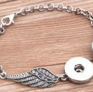 ❤ Crystal Angel Wings Snap Bracelet Antique Silver